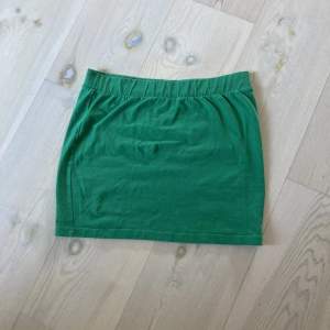 Grön kjol från h&m i storlek M