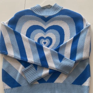 Stickad tröja - Jag säljer nu en fin stickad tröja från newyorker för 50kr! Självklart kan ni få fler bilder. 