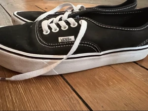 Skor  - Oanvänd par Vans köpt i Los Angeles