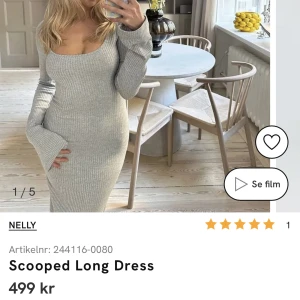 Superfin Långklänning💌 - Säljer denna superfina långklänning från Nelly🤍 Kommer inte till användning, har bara använt den en gång. 💕Storlek M men passar även S och L då den är stretchig
