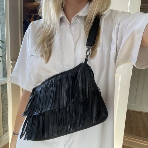 Väska  - Söt väska med fransar 🫶