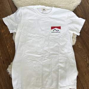 En t-shirt med ayrton Senna tryck från podium essentials. Säljer för samma pris som deras hemsida då den är helt oanvänd. Det tar 2 veckor för frakten från deras hemsida så skulle rekommendera den här annonsen. 