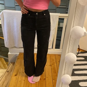svarta jeans  - sjukt sköna lite stretchiga inte använda så mycket 
