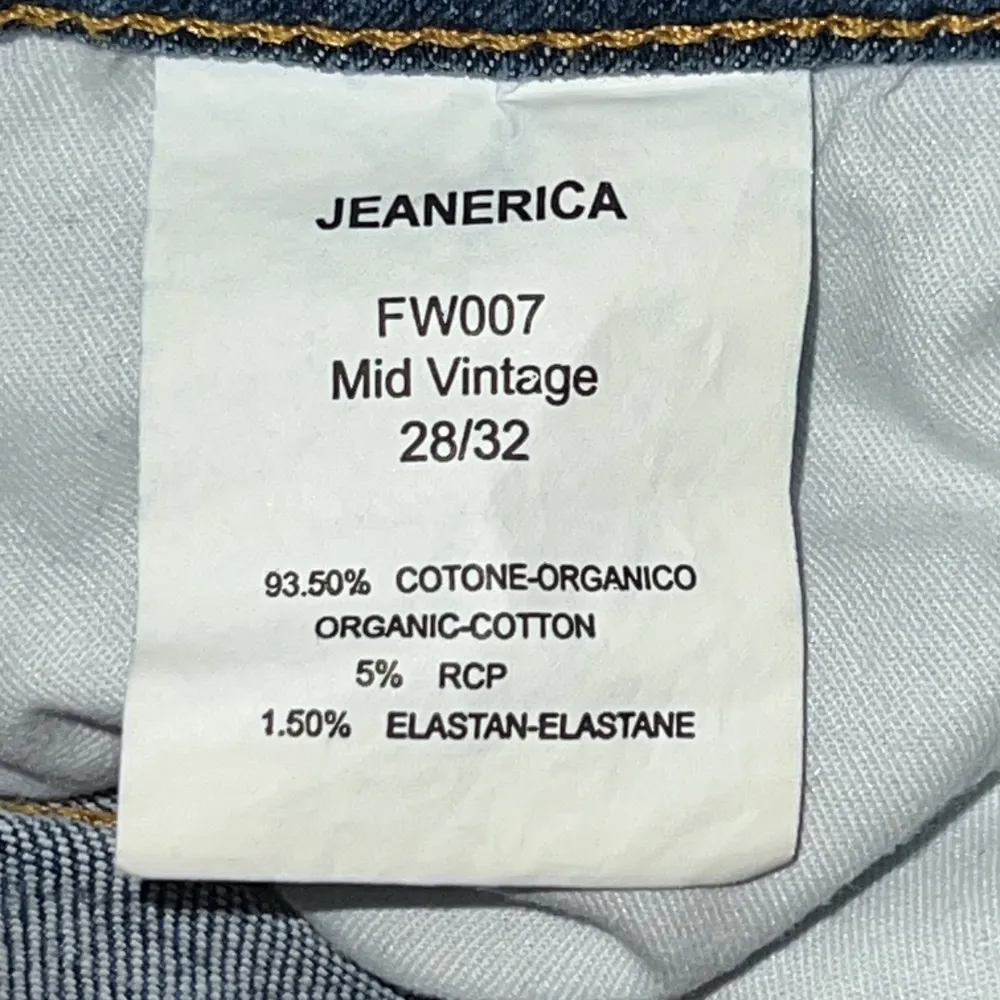 Inköpta för augusti 2022 och lätt andvända. Inga skador eller fläckar. Stor i storleken.. Jeans & Byxor.