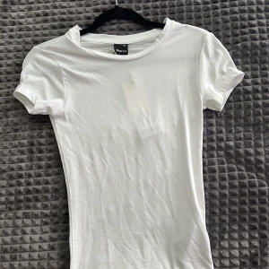 Vit t-shirt  - Soft touch short sleeve top från Gina. Skims dupe. Helt ny med prislapp kvar.🤍