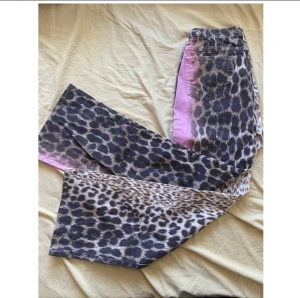 Just cavalli jeans  - I utmärkt skick! Midjan ligger precis under naveln på mig.  