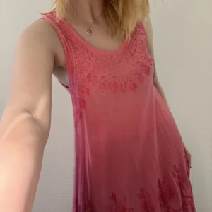 rosa klänning  - Barbie-rosa rätt genomskinlig klänning 💖💖 100% rayon made in India "Free size" väldigt töjbar på bredden 85cm lång från axlarna 