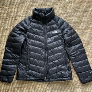 The North Face Lightweight Puffer  - Lite äldre variant av ”Women’s Bettaforca Down Jacket” från North Face, är en mer lightweight puffer. Storlek - M (Rekomenderar för S och M)  Pris - 500 kr 💗 och frakt 📦  Kvalitet- Jättebra skick 👌🏼