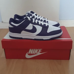 Nike dunk low championship court purple - Nike dunk low championship court purple (DS) Aldrig använda, kartongen är lite sliten på baksidan (bild 3)  Köpta på JD sports