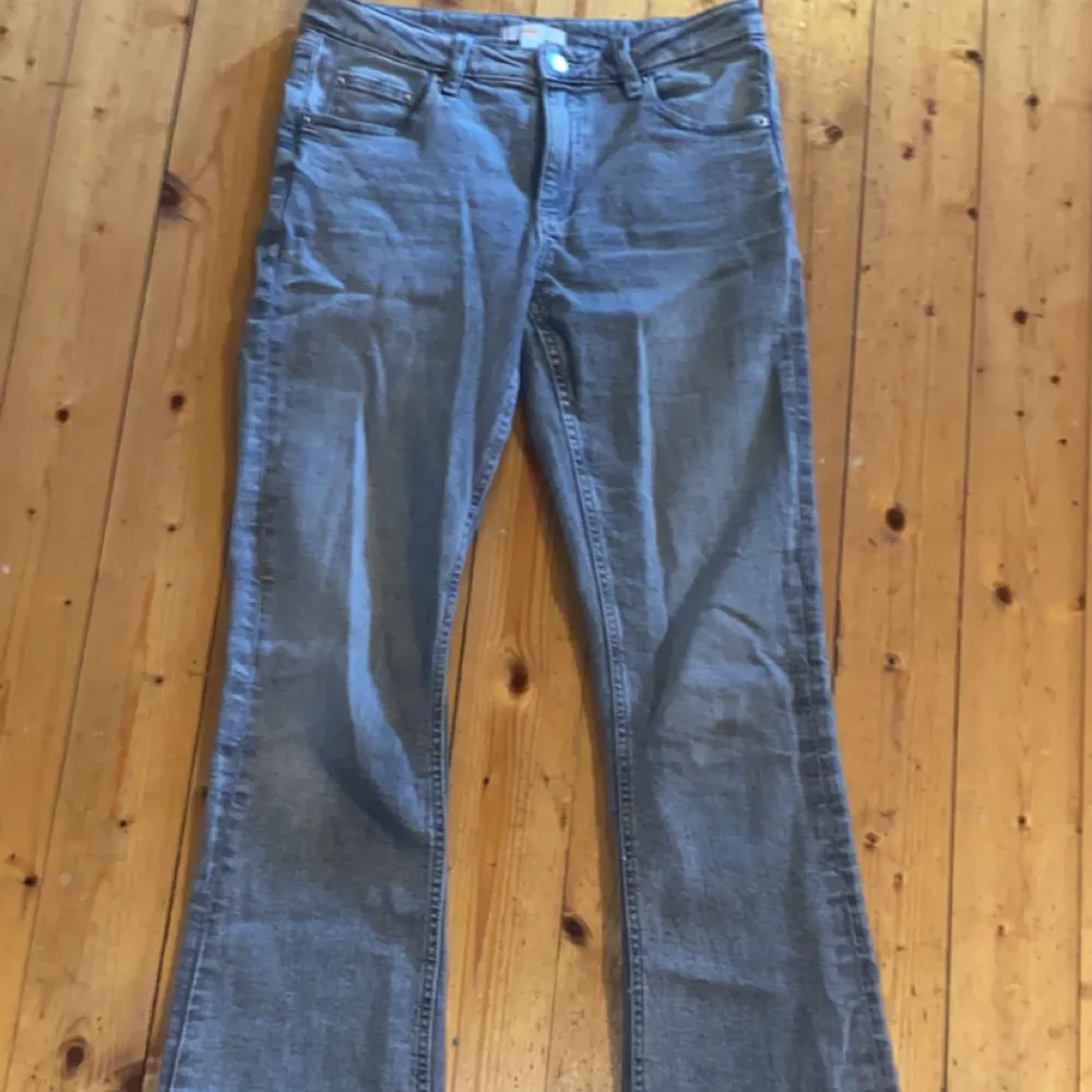 Säljer nu mina ljus gråa bootcut jeans från gina young då de inte kommer till användning. Första bilden är en skärmdump av min tiktok! bra skick köpta för 300kr, passar nån runt 160-167cm/s Skriv i dm för mer bilder eller info. Är upp spretade💘💘. Jeans & Byxor.