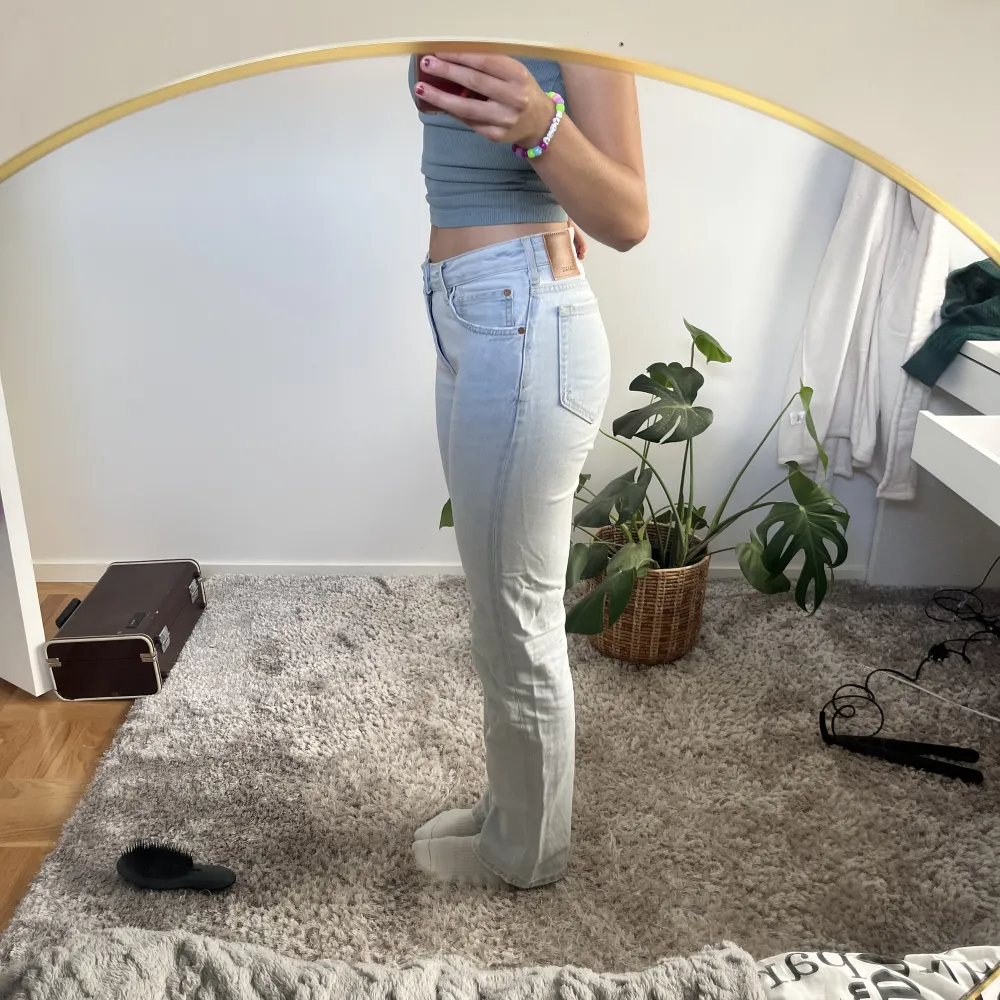 Superfina ljusblåa jeans med straigtfit köpta på bikbok. Perfekt längd för mig som är 172 cm🪩🪩. Jeans & Byxor.
