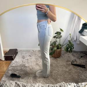 Superfina ljusblåa jeans med straigtfit köpta på bikbok. Perfekt längd för mig som är 172 cm🪩🪩