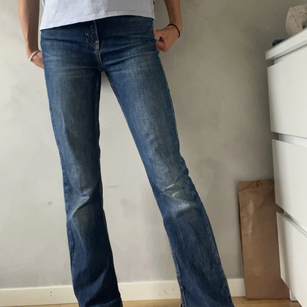 Flare jeans från zara i mörkblå. Storlek 32 och passar mig i längd som är 164. Raka men lite utsvängda längst ner plus en liten slits.. Jeans & Byxor.