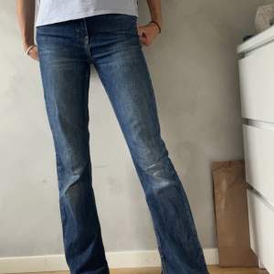 Flare jeans från zara i mörkblå. Storlek 32 och passar mig i längd som är 164. Raka men lite utsvängda längst ner plus en liten slits.