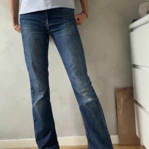 Mörkblå flare jeans - Flare jeans från zara i mörkblå. Storlek 32 och passar mig i längd som är 164. Raka men lite utsvängda längst ner plus en liten slits.