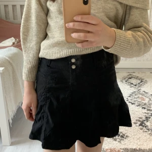 Kjol - Kjol från H&M stl 34 men lite stor i storleken och är stretchig så passar även 36 💕köpt secondhand men är inte riktigt min stil och har aldrig använt den själv 