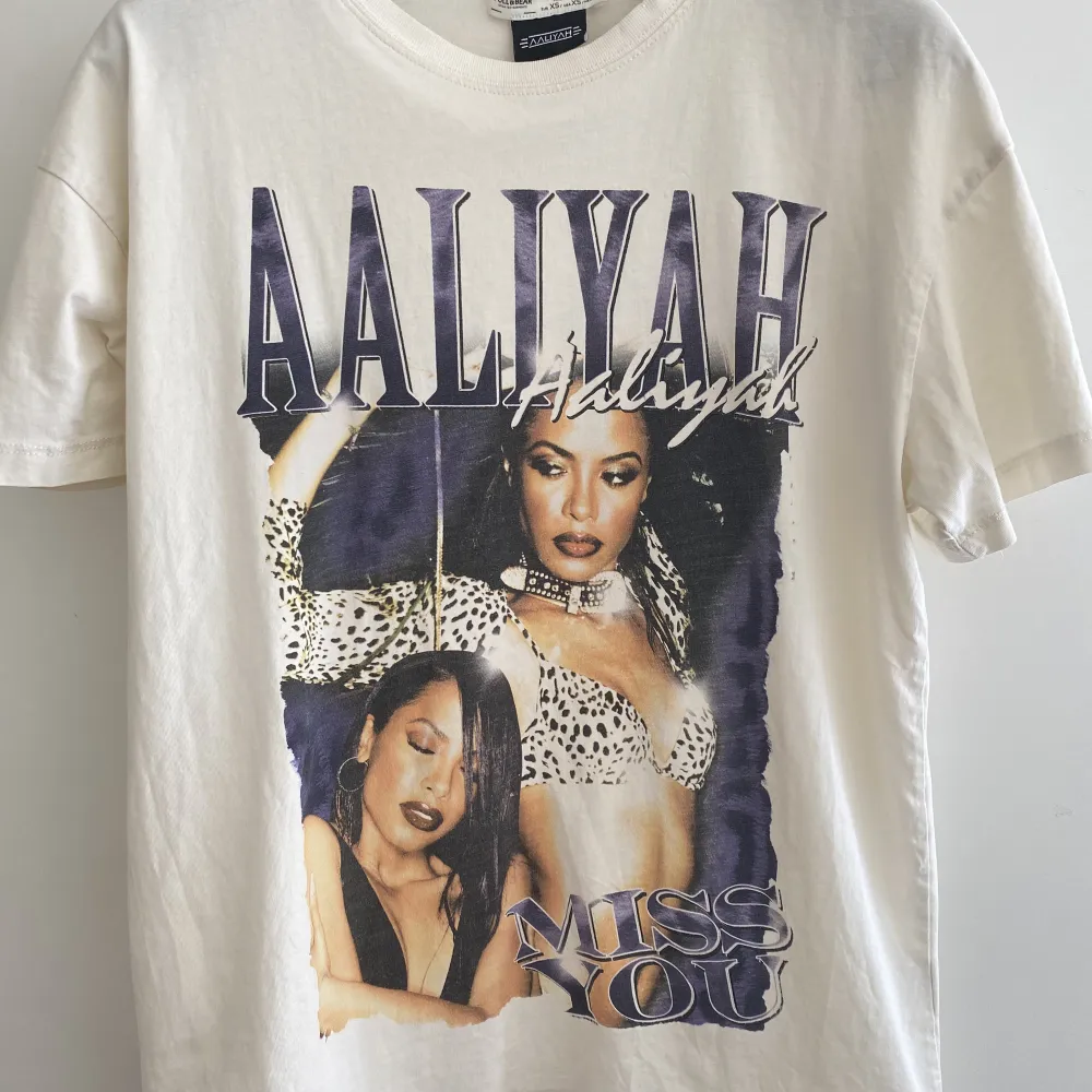 Aaliyah t shirt från pull and bear, använd fåtal gånger köpt sommaren 2022 . T-shirts.