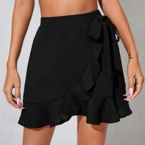 Super söt svart kort kjol. Perfekt för sommaren och super lätt att styla. Nästan aldrig andvänd. Säljer pga storlek💓