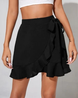 Kjol - Super söt svart kort kjol. Perfekt för sommaren och super lätt att styla. Nästan aldrig andvänd. Säljer pga storlek💓