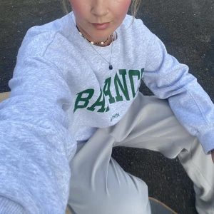 Ljusgrå Sweatshirt / collegetröja.  - En skön collegetröja med tryck. 