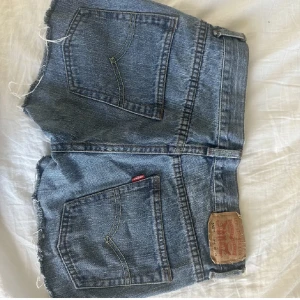 Levi shorts - Säljer dessa lågmidjade levi’s shortsen då de inte kom till användning ❤️ storlek w26 L26 W66