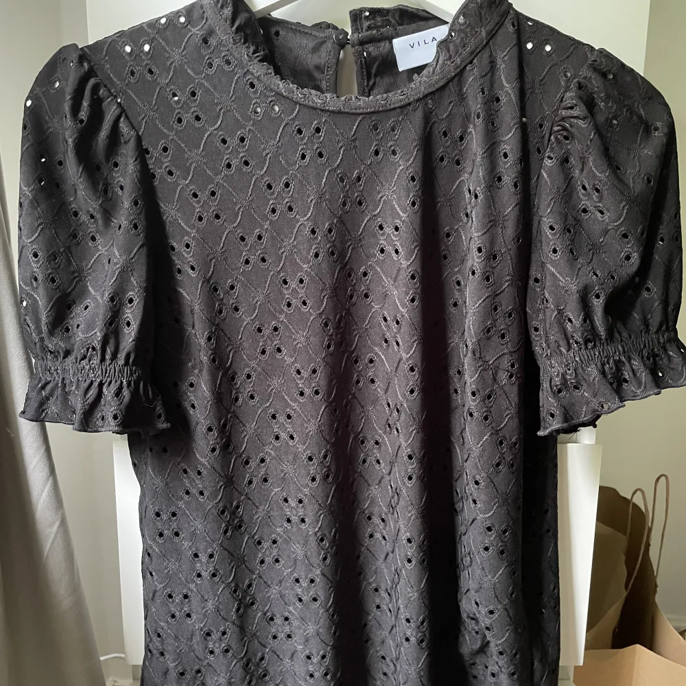 En svart blus från vero Moda med hålbroderier❤️jätte bra skick så inga defekter ⭐️🙌. Blusar.