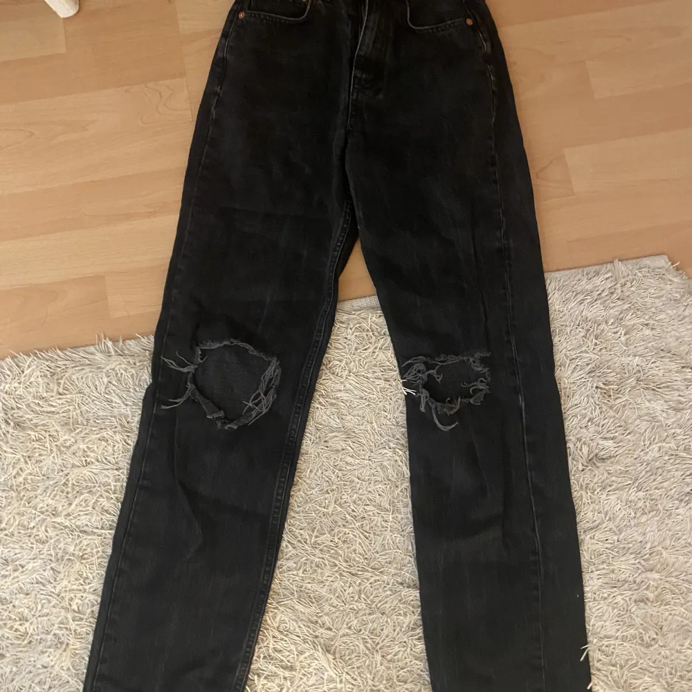 Ett par svarta raka jeans som är högmidjade, modellen från början har lite washout-stil men dehär är också lite urtvättade, annars inga fel 😊 De är i storlek 32 som man ser på sista bilden men kan tyvärr inte visa på då de är för små. Jeans & Byxor.