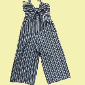 Randig jumpsuit  - Randig, ärmlös jumpsuit som når ner till vaden.