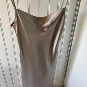 satinklänning - Oanvänd satinklänning från NAKD. Medellång längd. Storlek 36🙌🏼