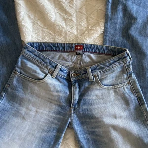 lågmidjade bootcut jeans - söljer vidare dessa jättefina jeans då dom tyvärr inte passade❤️ innerbenslängden 80, midjemått 36❤️tryck inte på köp nu, kontakta först!