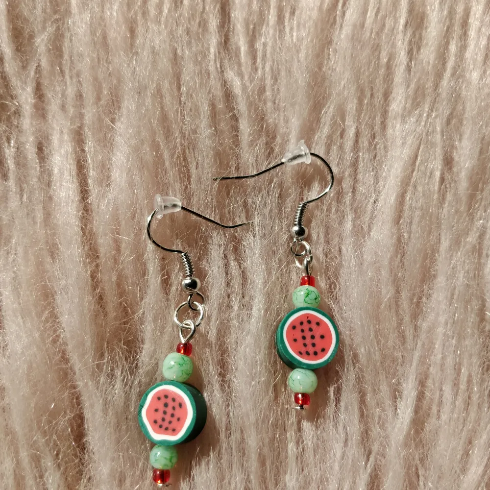 Handgjorda melonörhängen🍉  Skriv till mig för fri frakt ✨💚. Accessoarer.