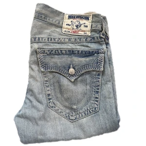 True religion  - Straight baggy truereligion jeans i fint skick utan fläckar. Midjemåttet är 47cm tvärs över. Innerbenslängden är 82cm. Fotvidden är 22cm. Tryck gärna på köp nu🥰modellen är 169cm