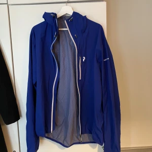 Peak performance regn/vindjacka - Tunn jacka som är i väldigt gott skick, storlek L.