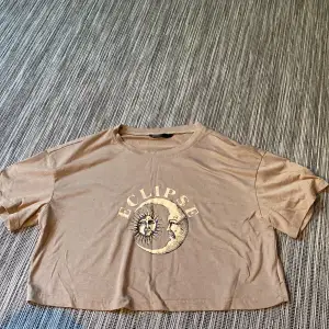 Pösig Croppad T-shirt, från shein men lappen finns ej kvar. Skriv privat för bilder på eventuellt fler frågor. 