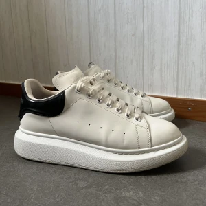Alexander mcqueen  - Säljer nu mina väl använda Alexander mcqueen skor i strl 44, skorna är i väldigt bra skick 7/10. Säljes tyvärr utan låda och kvitto då min pappa slarvade bort det när vi flyttade, har bytt innersula till en arigato sula då den gamla va väldigt sliten