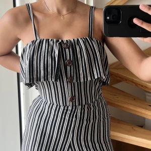 JUMPSUIT - Säljer denna jumpsuit från pull & bear i XS. Så skönt material och superfin. Mycket bra skick, endast använd få gånger! 