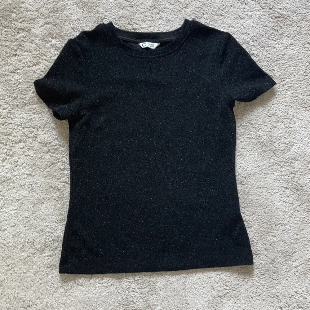 Säljer denna svarta tröjan med glitter!💘🤙🏻Priset kan diskuteras!. Tröjor & Koftor.