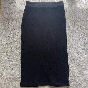 Säljer denna svarta kjolen som har en slits där bak, vilket ni kan se på andra bilden!💘💘