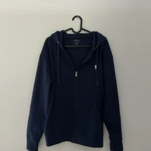 Ralph lauren zip - Säljer en Ralph lauren zip Helt ny har prislappen kvar Storlek M Säljs för den är förstor Pris kan diskuteras vid snabb affär!!