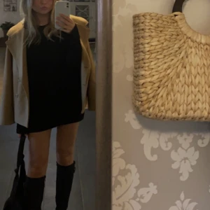 Klänning - Kort ribbad klänning från ginatricot🤍 Lite vidare i slutet av ärmarna. Använd 2ggr🤍