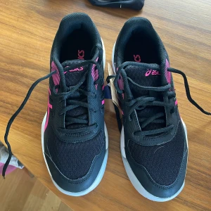 Svart/rosa asics skor - Helt nya/oanvända skor.Från märket asics.Super fina💕💕