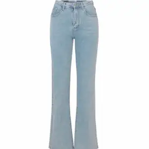 Helt nya jeans från Venderbys! Säljer pga för små för mig, endast provade en gång så de är i nyskick. Första bilden är lånad från deras hemsida! Värt att tillägga är att de inte har mycket stretch men sitter superfint ändå. Säljer för 200kr, frakten ingår