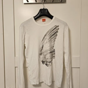 Långärmad T-shirt  - Mindre fläkar på insidan från förvaring går troligtvis att enklet tvätta bort