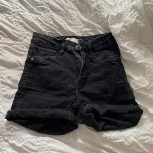 Svarta shorts från ginatricot (molly) Storlek xs/s  Nästan aldrig använda. 