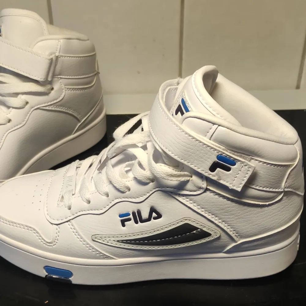 Nya Fila Sneakers höga stl 38.5 I kartong  Innermått 24.5. M . Skor.