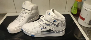 Nya Fila Sneakers höga stl 38.5  - Nya Fila Sneakers höga stl 38.5 I kartong  Innermått 24.5. M 