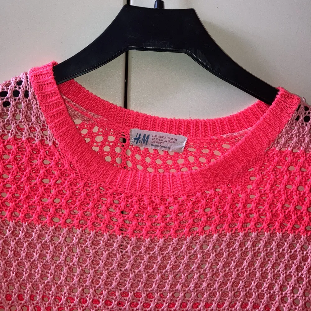Fin stickad, randig, rosa tröja från h&m. Säljer pga att den är för liten. Änvänd några få gånger, är i bra skick! . Stickat.