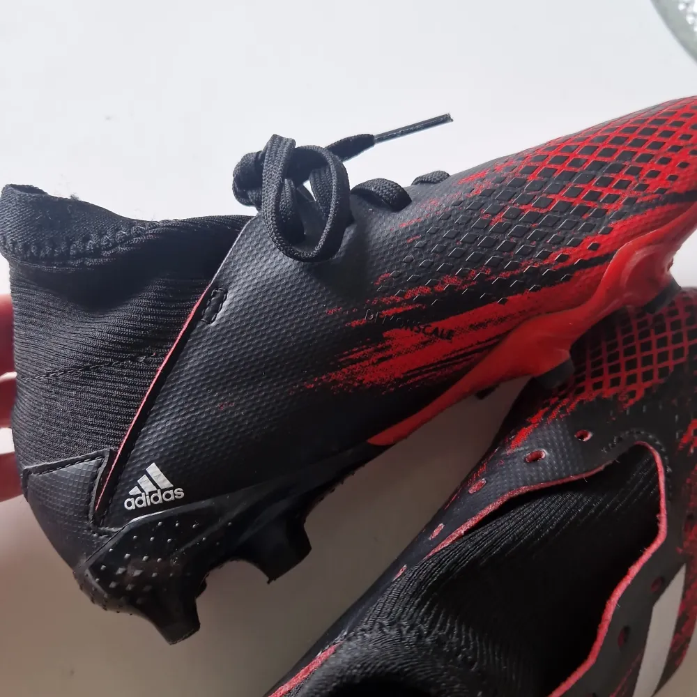 Få ggr använda Adidas fotbolls skor storlek 33. Skor.