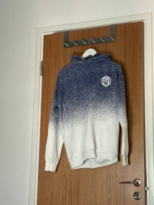 Hm hoodie  - Säljer en hm hoodie i storlek XS/S för en billig peng