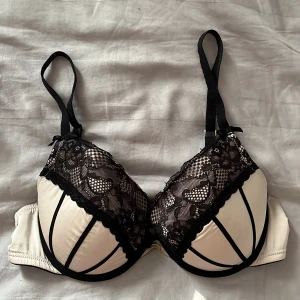 BH  - Bh med mönster. Storleken passa 80d/  85c  Nypris 429kr